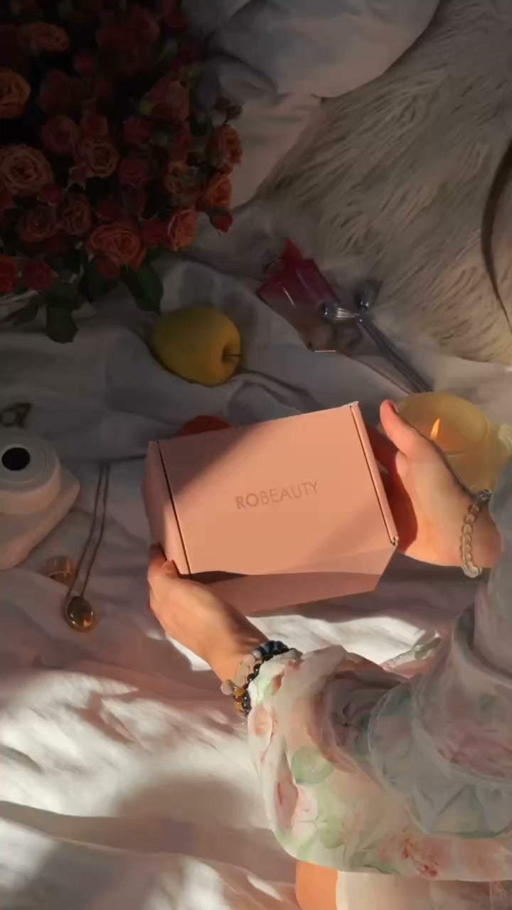 Robeauty Facebook ad: RoBeauty, щоденний догляд для гладкої, зволоженої та сяючої…