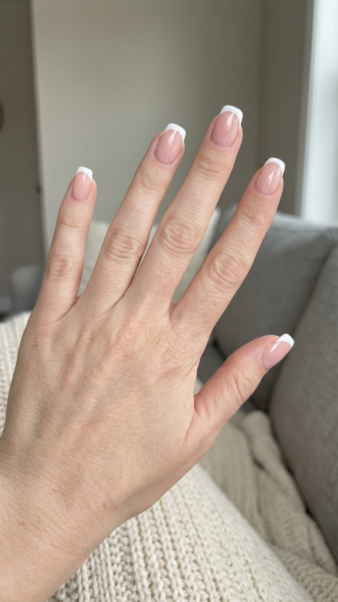 Hello Nails Facebook ad