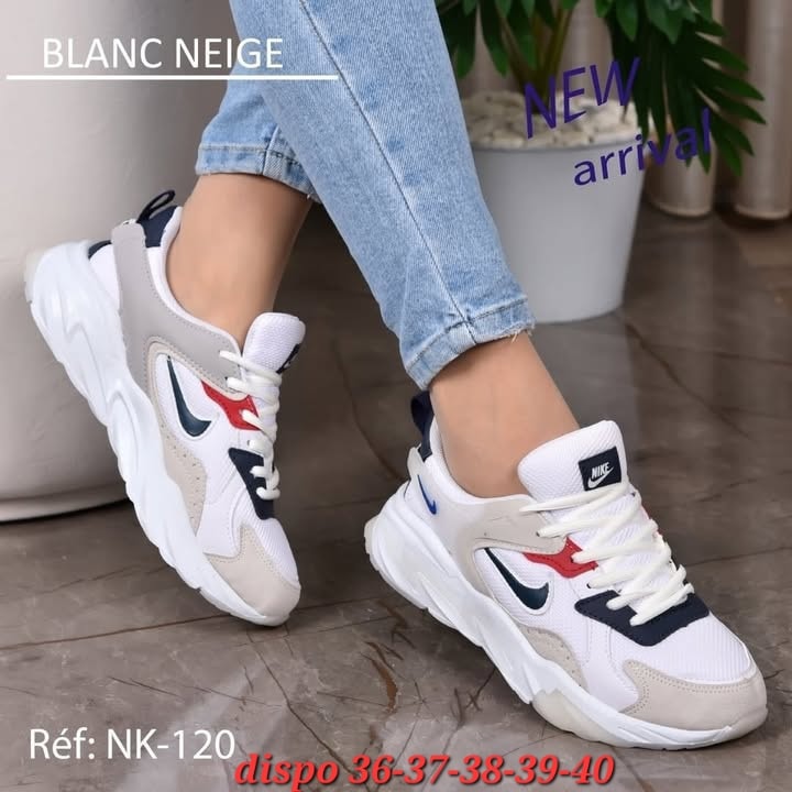 Blanc Neige Facebook ad: Nouveaux modèles de baskets dispo maintenant