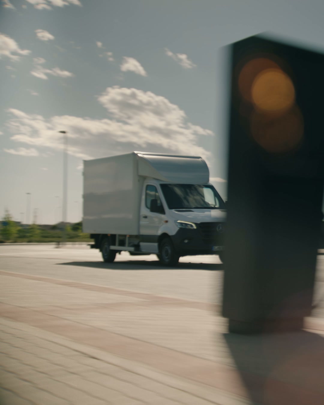 Mercedes-Benz Vans Facebook ad: Tänk stort. Spara större.
