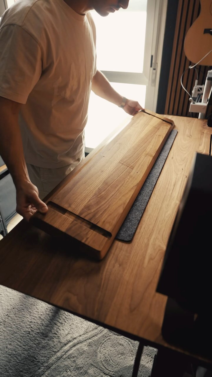 Desk Setups Facebook ad: @grovemade comment LINK and I’ll send you the…