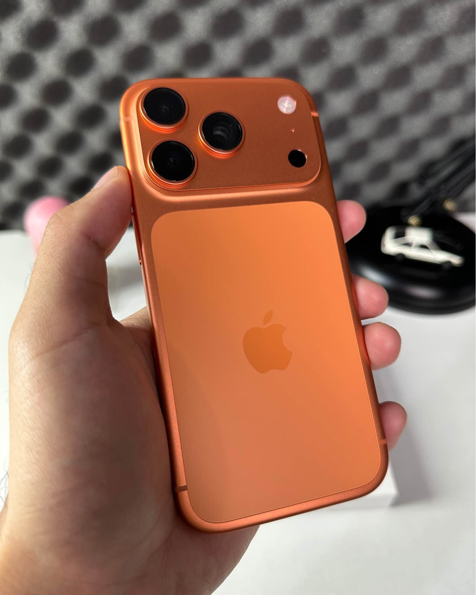 Endorphone Facebook ad: iPhone 17 Pro 256GB Cosmic Orange iBox