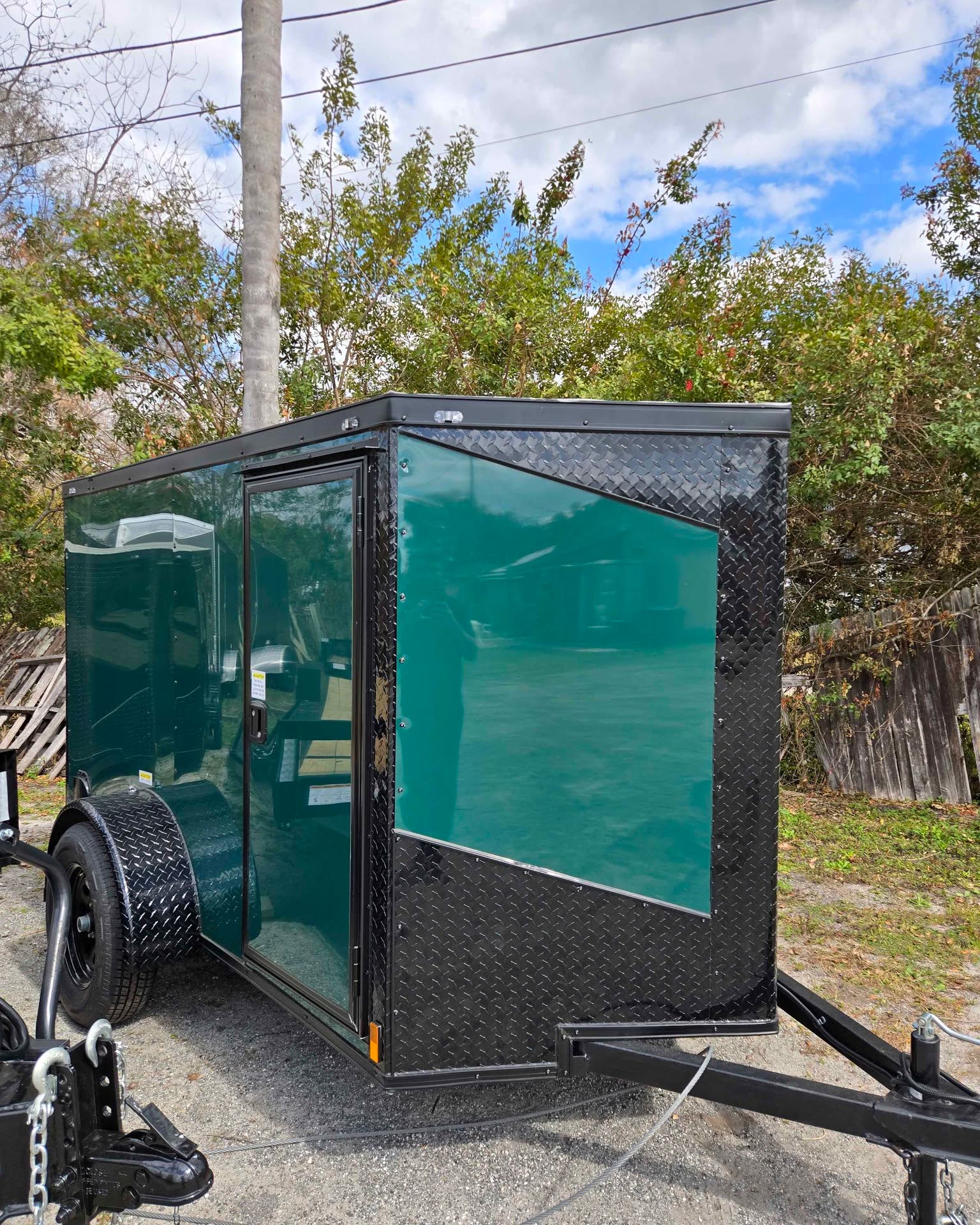 Ramon Mederos Guzman Facebook ad: Enclosed trailer NEW. 5X8 POLYCORE CASH ONLY NO OFFERS