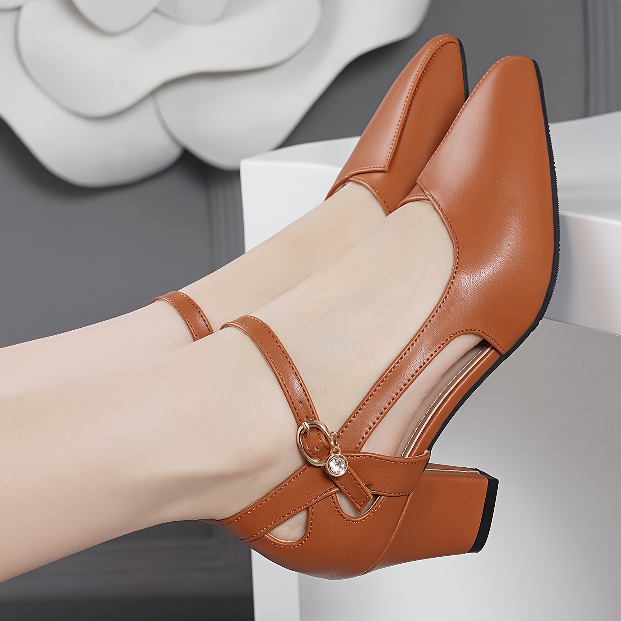 Temu Facebook ad: Sandalias de moda para mujer, completamente nuevas, de…