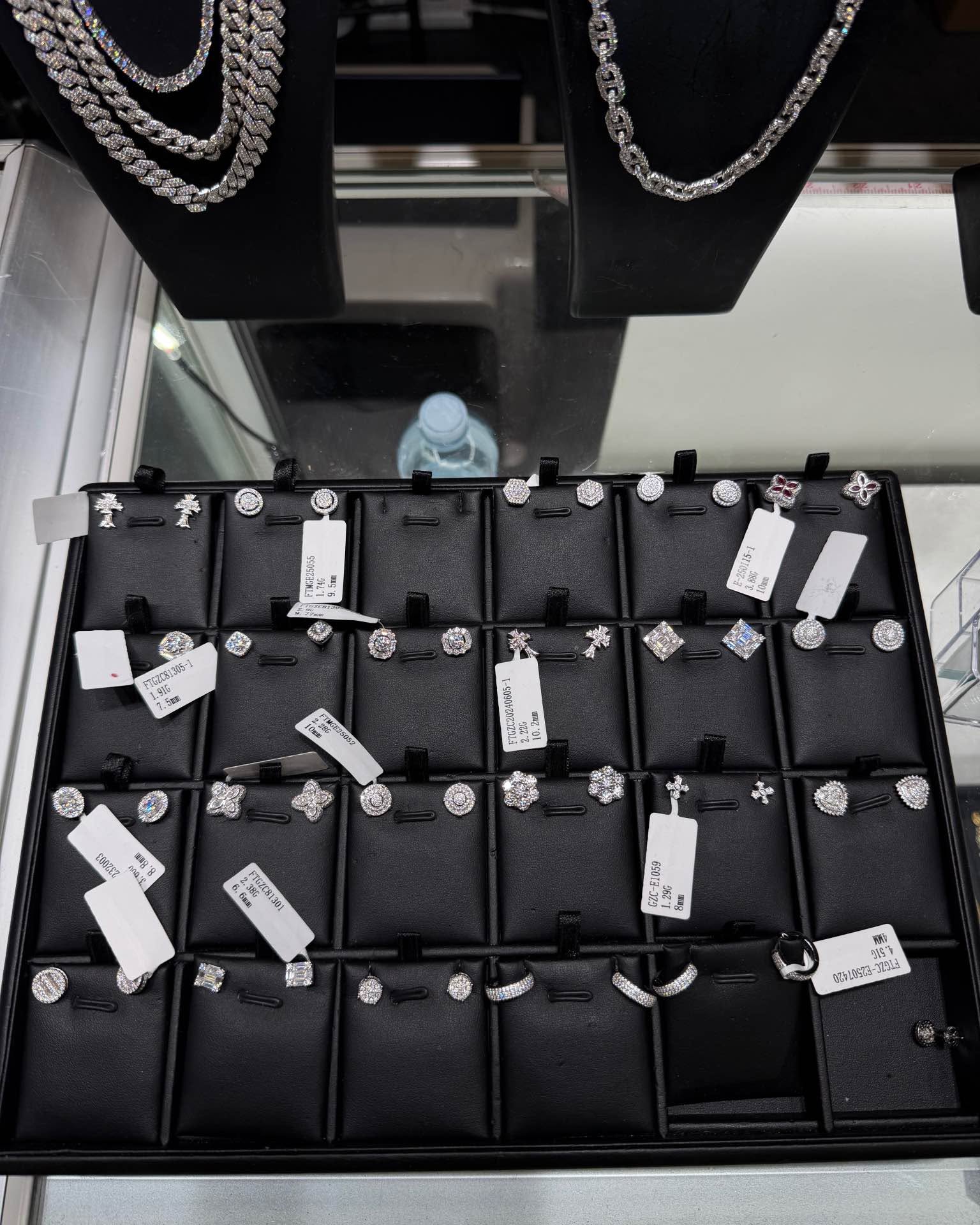 Rbvlt Jewellery Facebook ad: Vvs moissanite Earrings (Screw Back)
