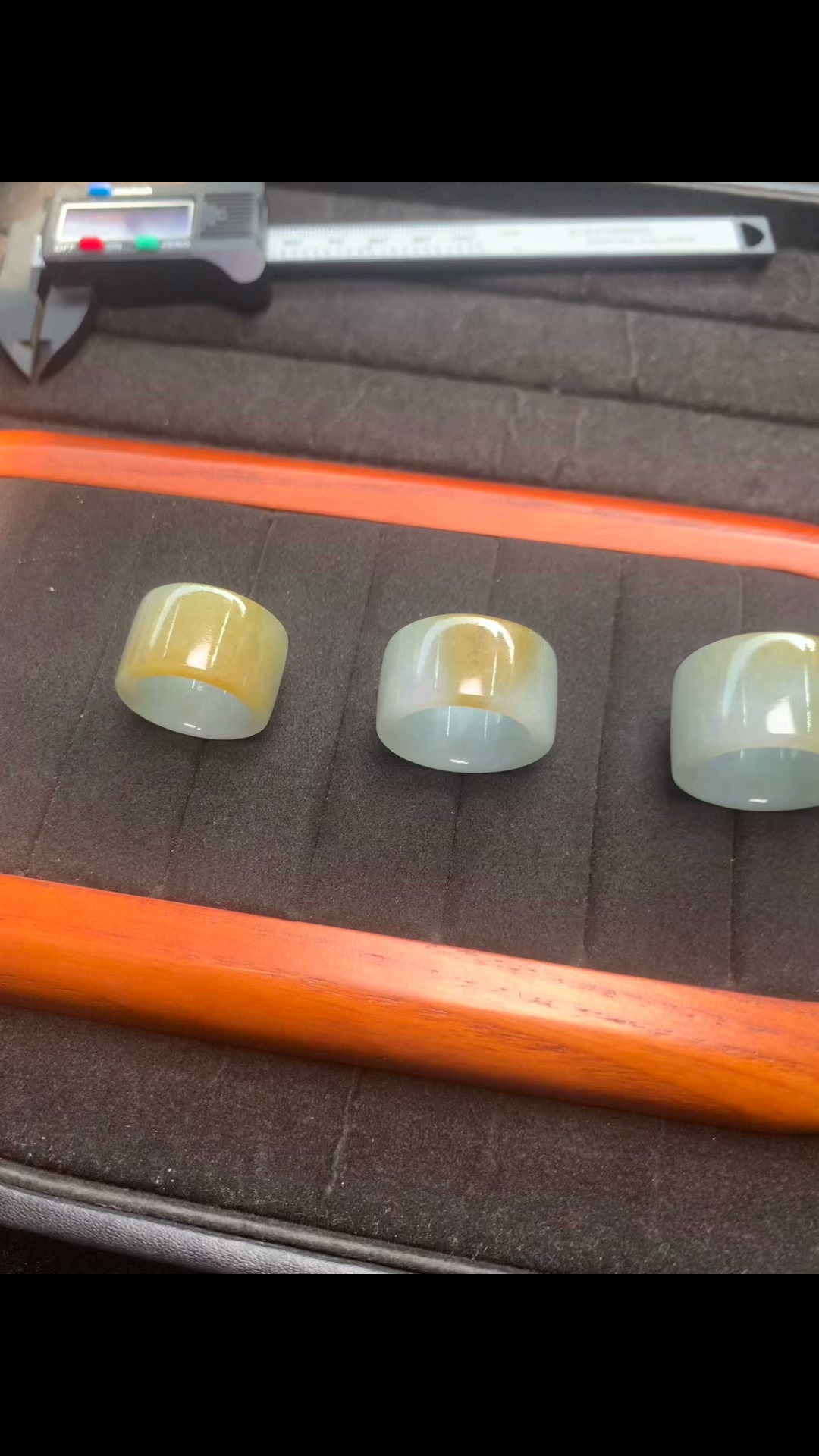 Ye Zar Ni Jade & Jewelry Facebook ad: သဘာဝကျောက်စိမ်း ခုန့်လက်စွပ် 3 ကွင်း