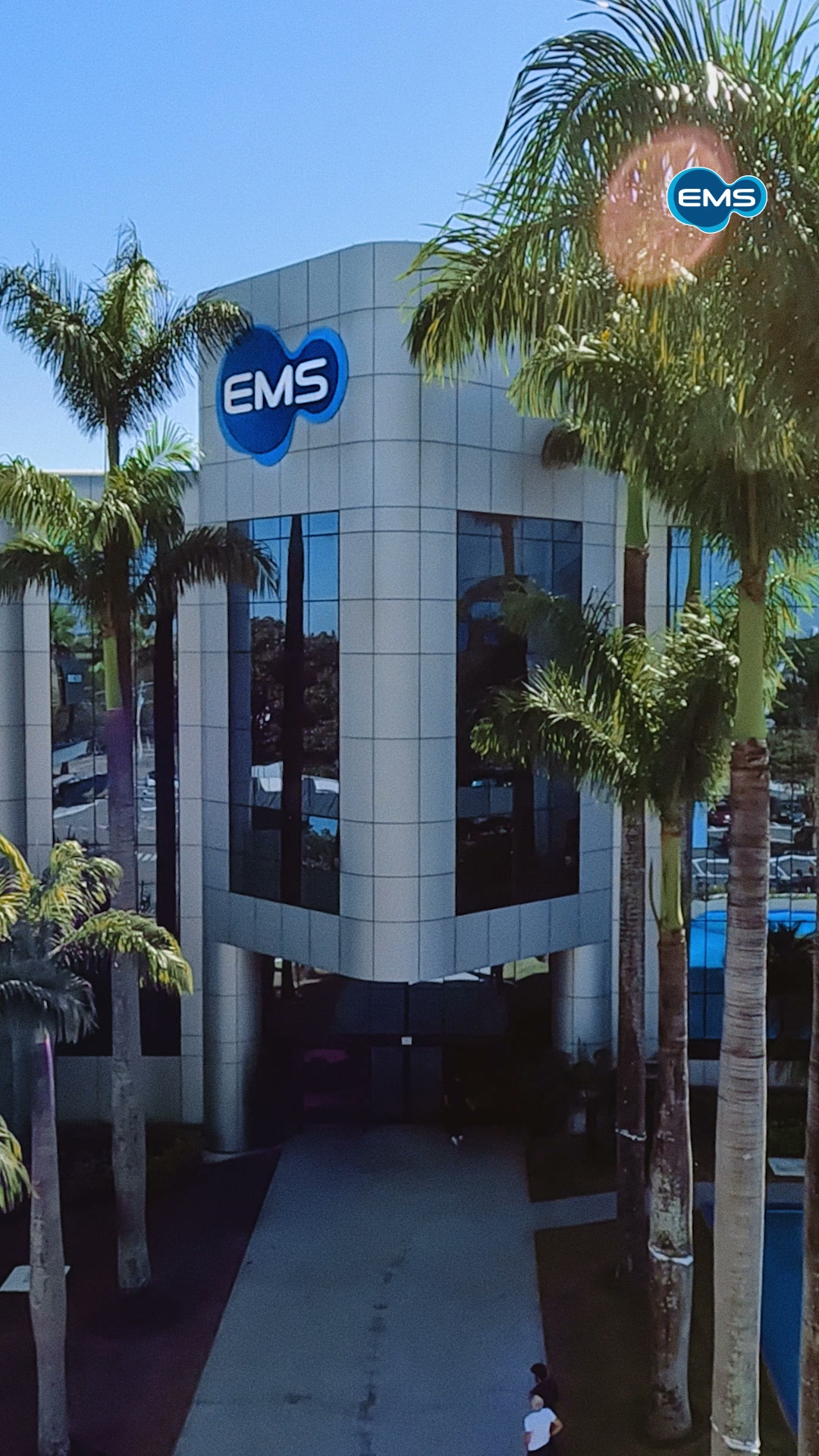 EMS Farmacêutica Facebook ad: EMS É Mais Saúde.