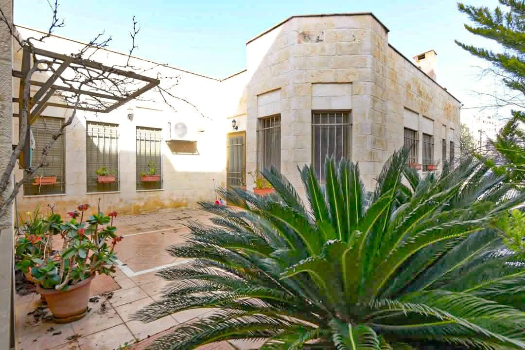 Karim Abdel-Malek Facebook ad: 6 Beds 5 Baths - House