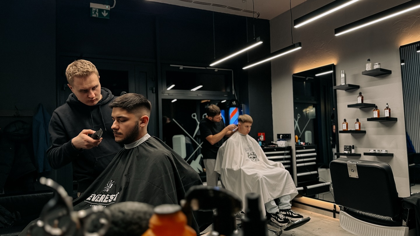 Everest Barbershop Facebook ad: Ждем вас ежедневно на стрижку.