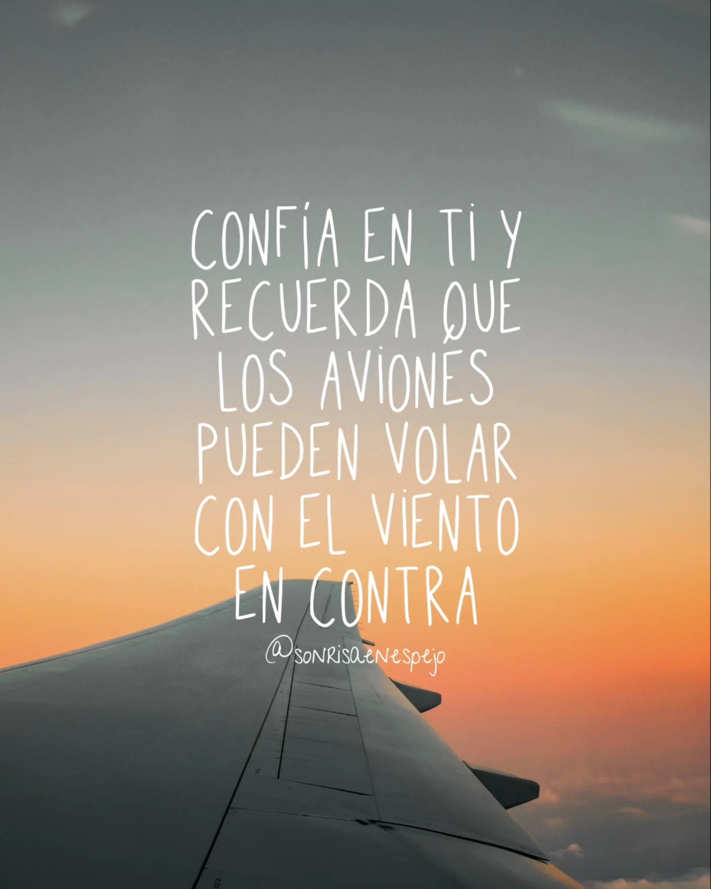 Sonrisa en Espejo Facebook ad: A veces va bien pensar en algo o…
