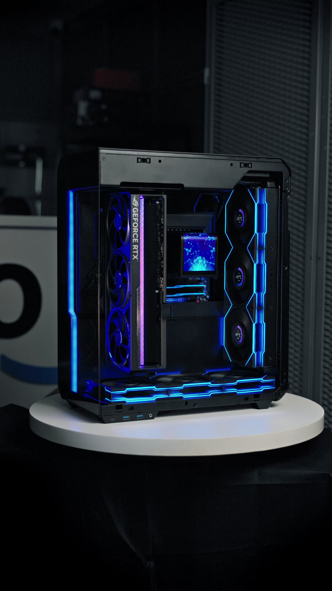 HelloComp.cz Facebook ad: AMD GAMER Individual Extreme 5090 Xhuttle