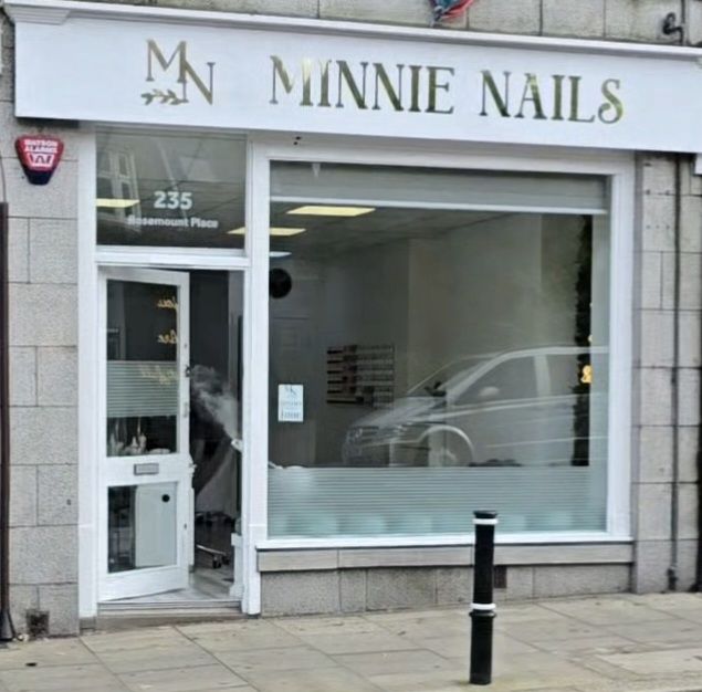 Minnie Nails Facebook ad: Nail salon