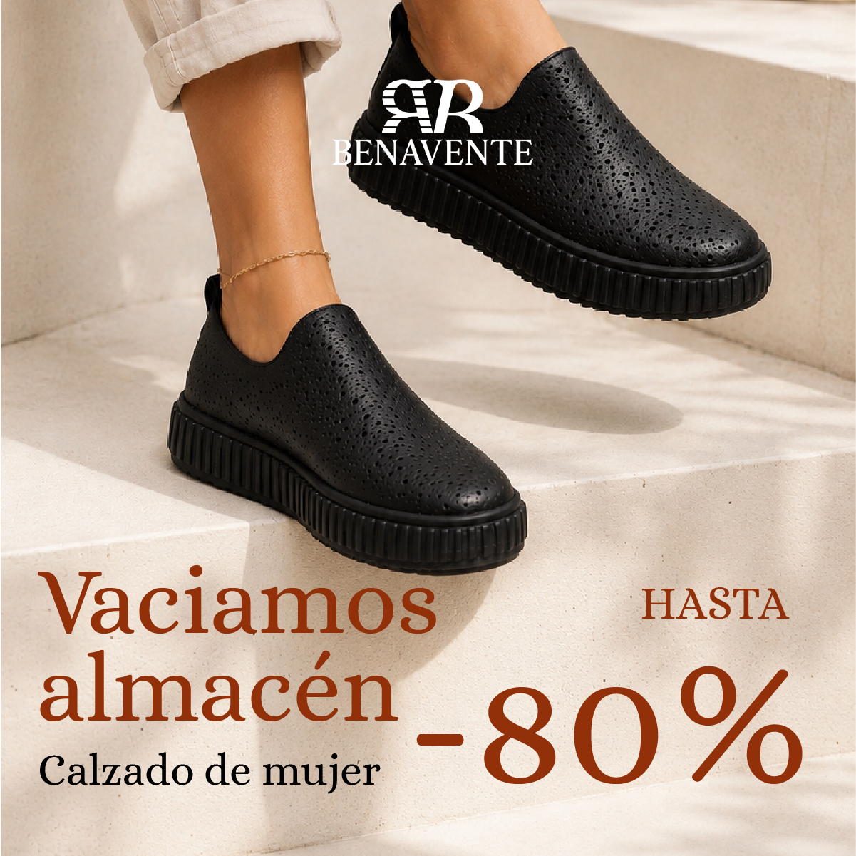 Calzados Benavente Facebook ad: Vaciamos almacén: hasta -80%