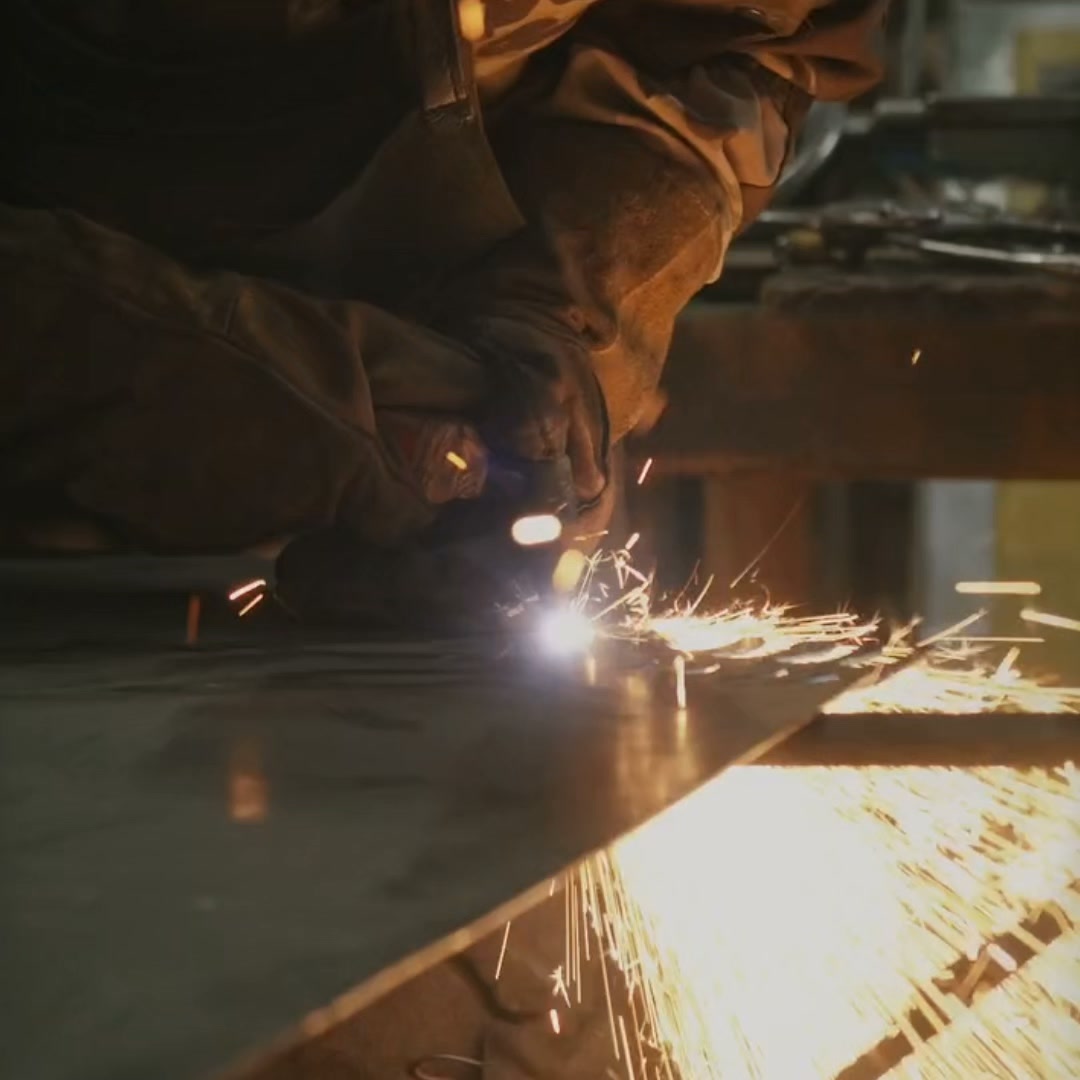 Master Crafts DIY Facebook ad: 600+ Metallbau Projekte