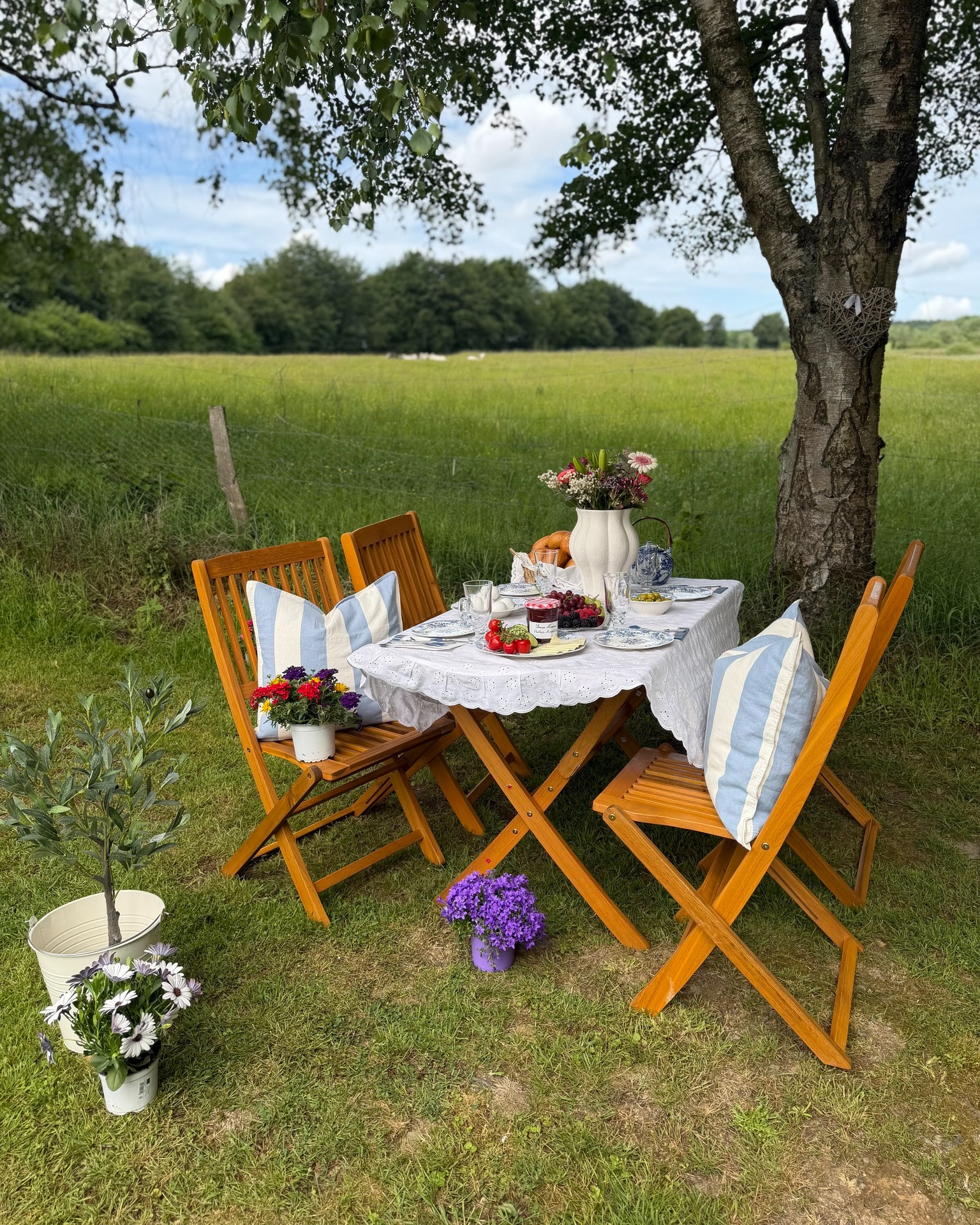 Outsunny DE Facebook ad: Endlich wieder draußen essen!