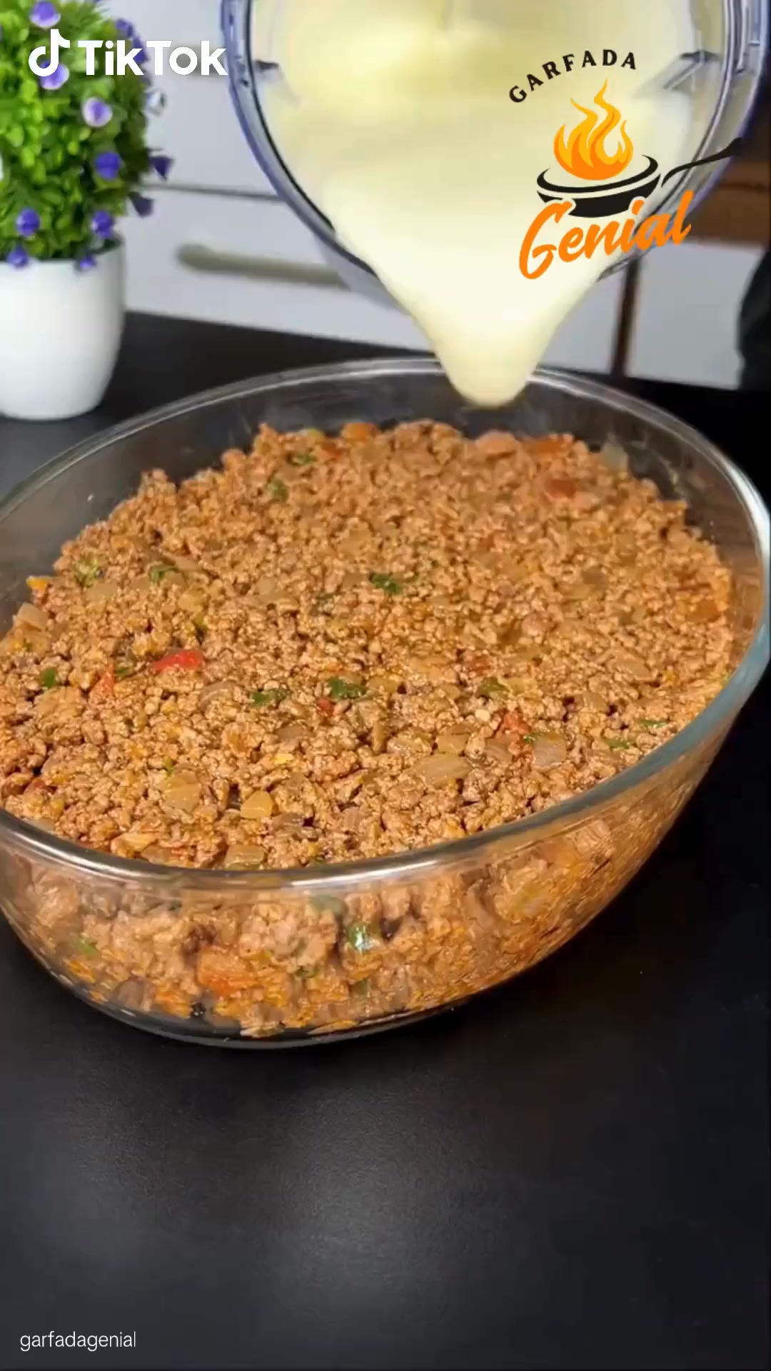 TikTok Global Facebook ad: dance, ria, compartilhe