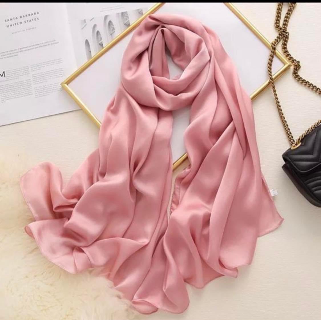 Magui style Facebook ad: Hello,foulards 100%soie des couleurs unique disponible à…
