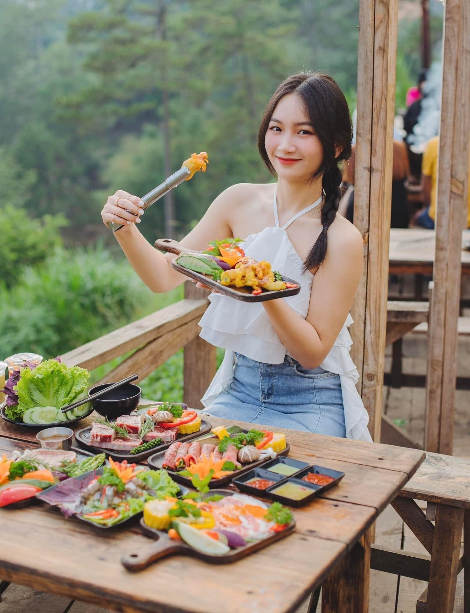 Tiệm nướng Thương Thương Facebook ad: Người ta thì Dành cả thanh xuân để…