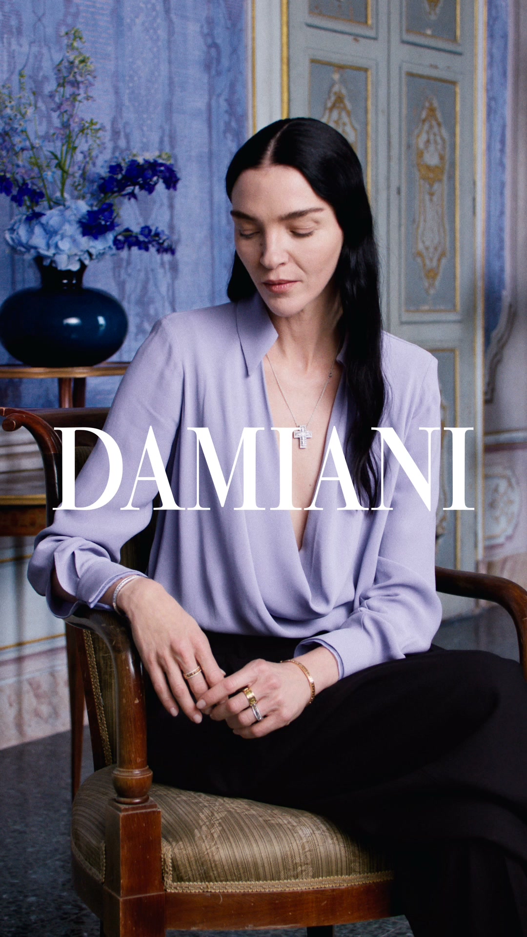 Damiani Facebook ad: イタリアンジュエリーの魅力を体現する、新たな「アイコン」キャンペーン。洗練された美しさと自然体のエレガンスを、モダンな…
