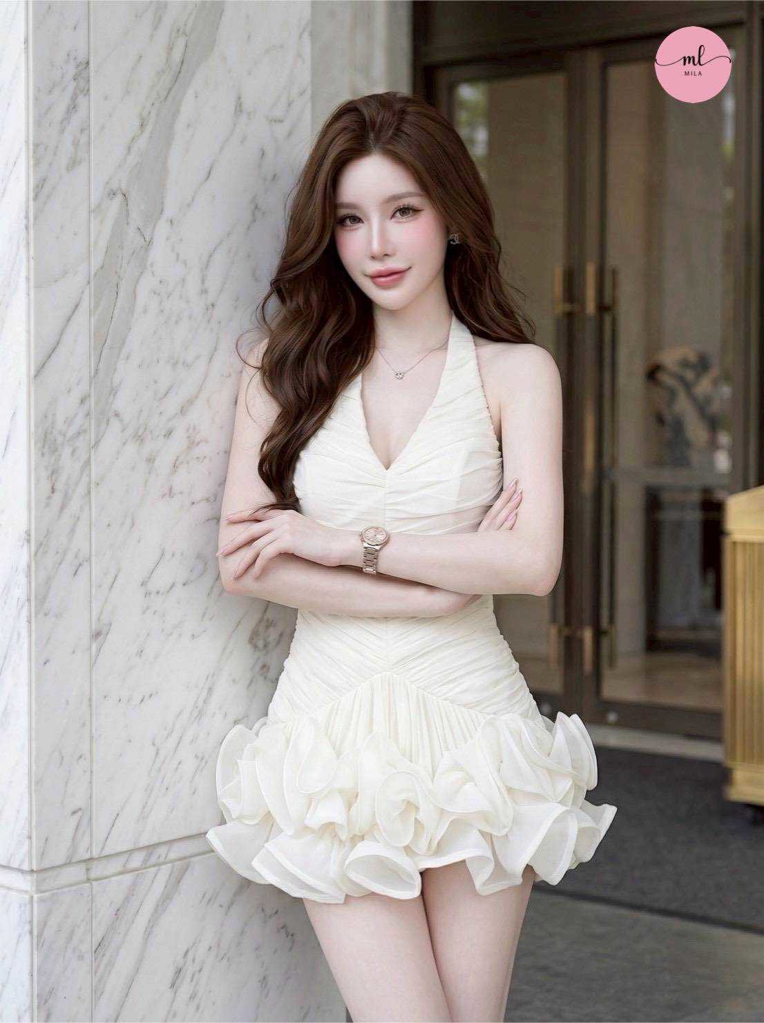 A.Mika Luxury Facebook ad: คอลใหม่เข้าแล้วค่า สวยทุกชุด ใส่ได้ทุกโอกาส