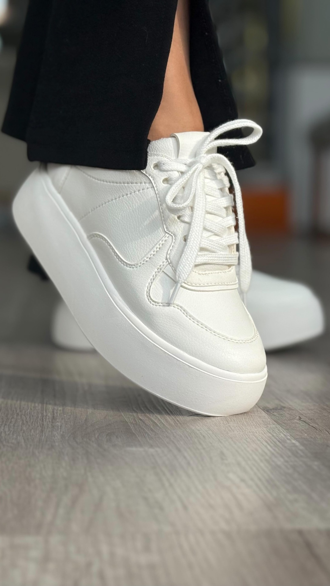 Peich Shoes Facebook ad: El equilibrio perfecto entre comodidad y estilo!