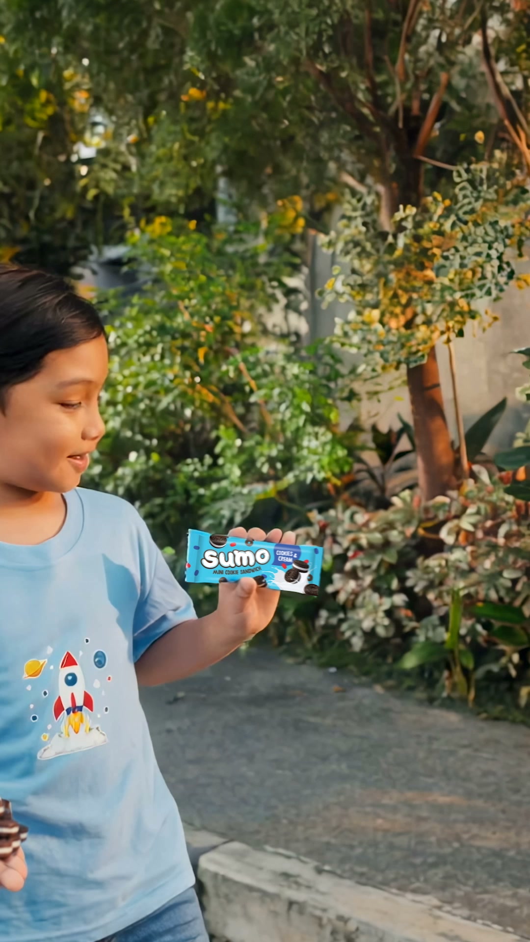 Sumo Mini Cookie Sandwich Facebook ad: Sa loob man o labas ng bahay, basta…