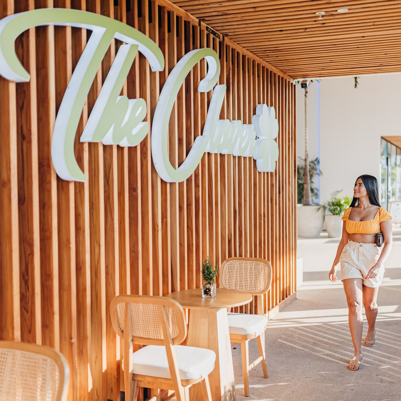 Radisson Blu Aruba Facebook ad: Coffee lover or tea aficionado?