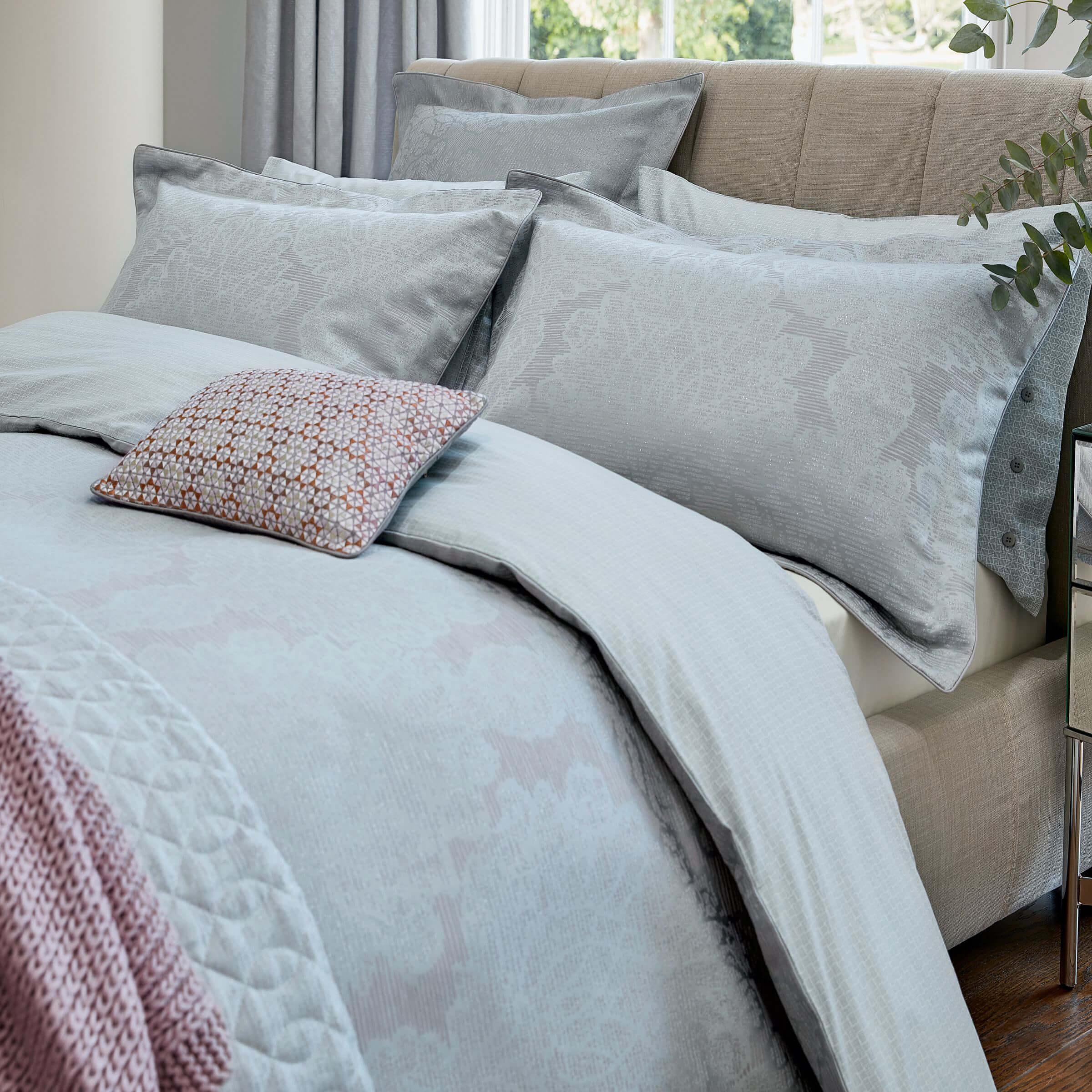 Discount Linens Facebook ad: Luxury bedding for less!