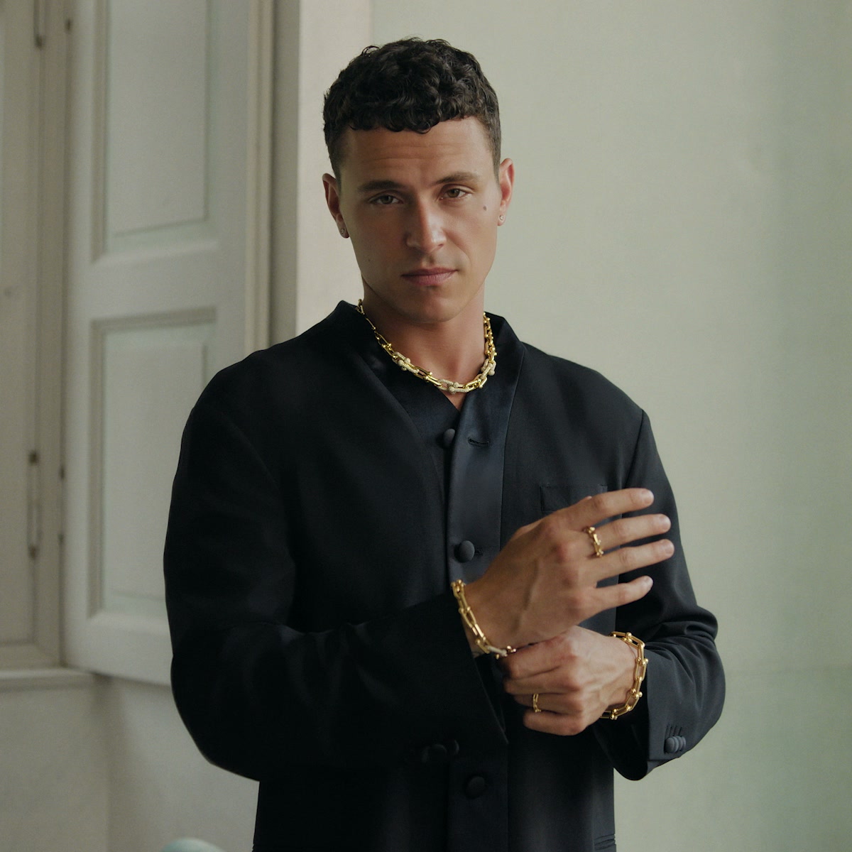 Tiffany & Co. Facebook ad: El embajador de la marca Arón Piper lleva…