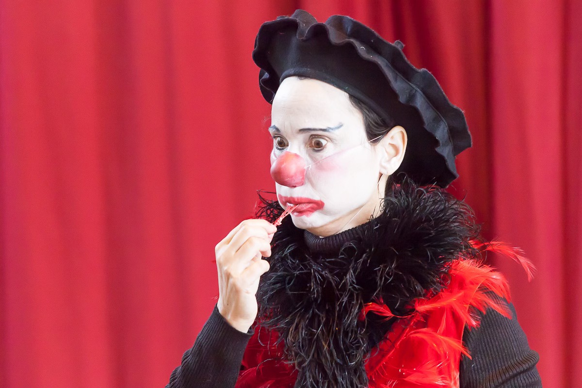 Carole Bernard Facebook ad: Découvrir son pouvoir d'impro & d'écriture par le clown…