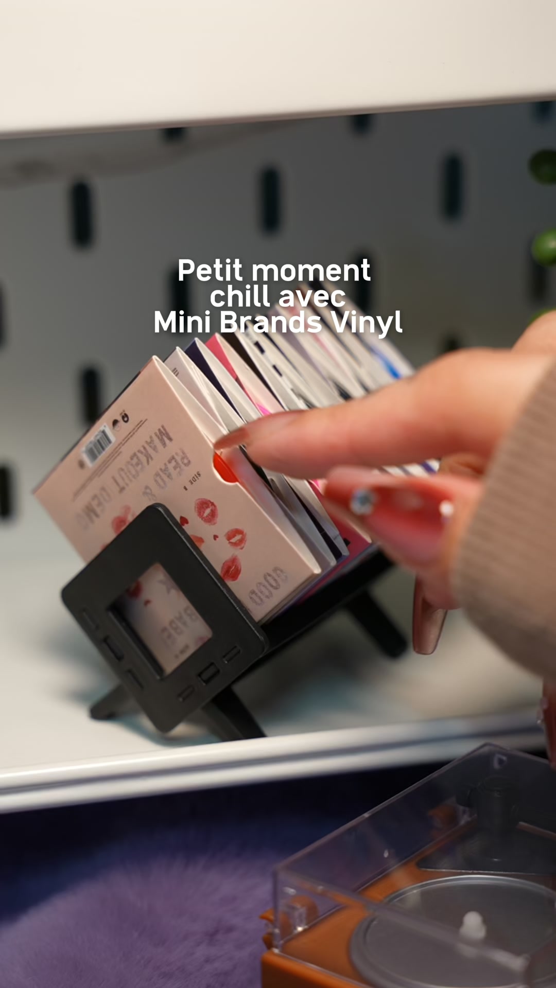 Mini Brands Facebook ad: Il tourne vraiment et joue tes vinyles préférés! 45…
