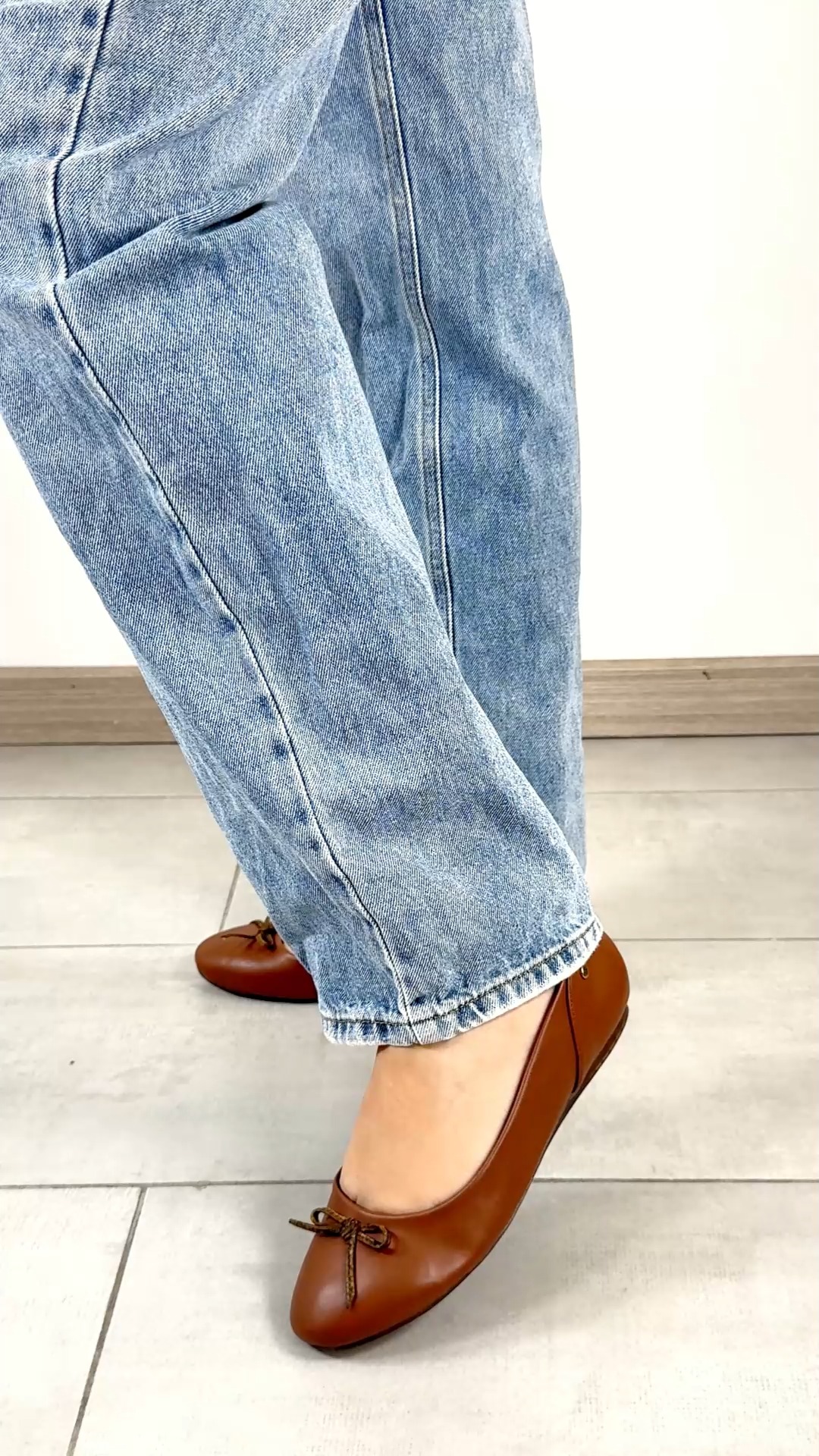 SANTORINI Diferente Facebook ad: ¿Quién dijo que necesitas muchos zapatos para crear…