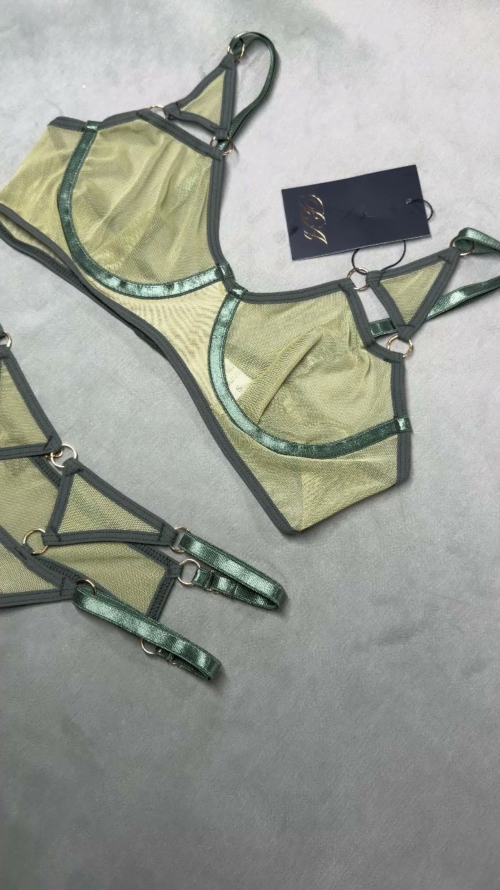 Bocado de Adán Facebook ad: Lencería femenina & corsetería de diseño