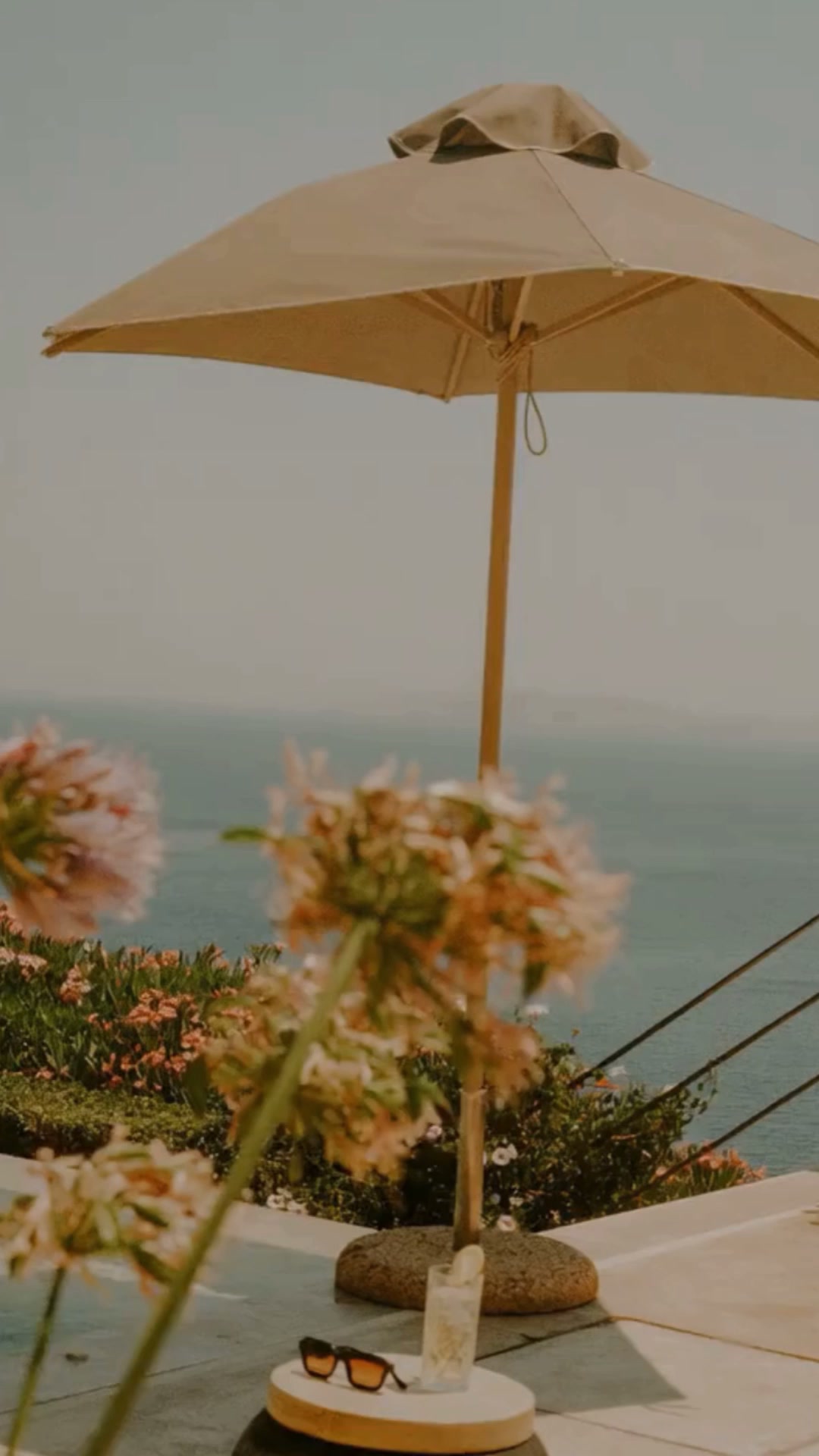 Exclusive Resorts Facebook ad: Your first 15 nights are on us. The stories are yours.