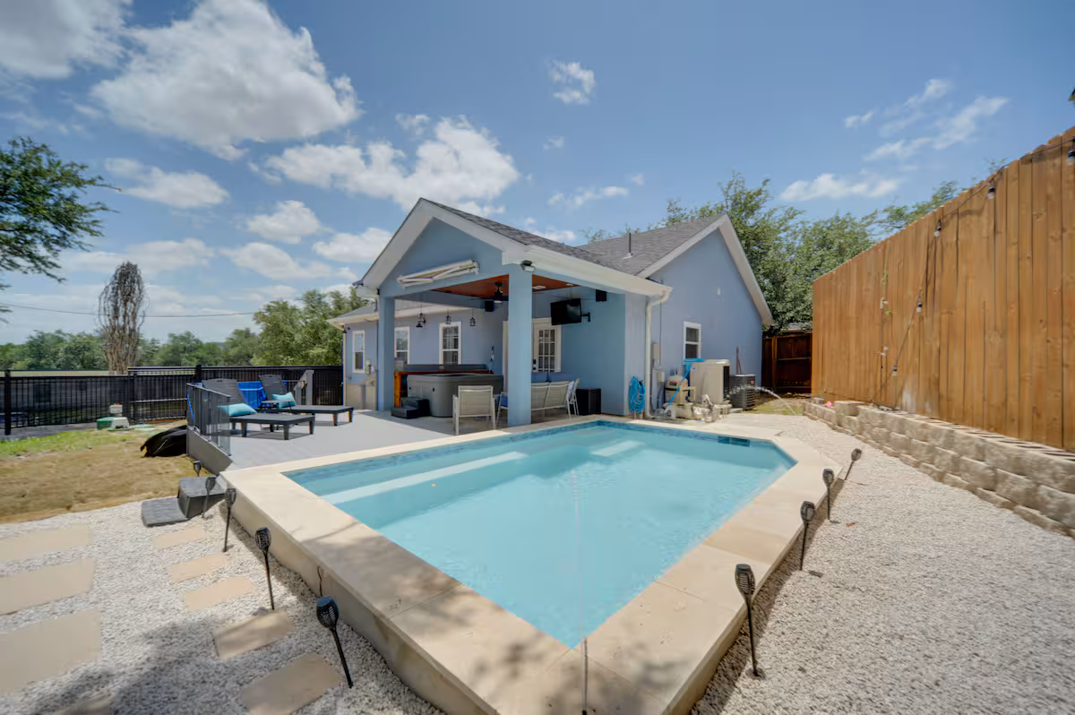 Canyon Lake Vacation Homes Facebook ad: Home in Canyon Lake · ★4.92 · 3 bedrooms · 3 beds · 2 baths