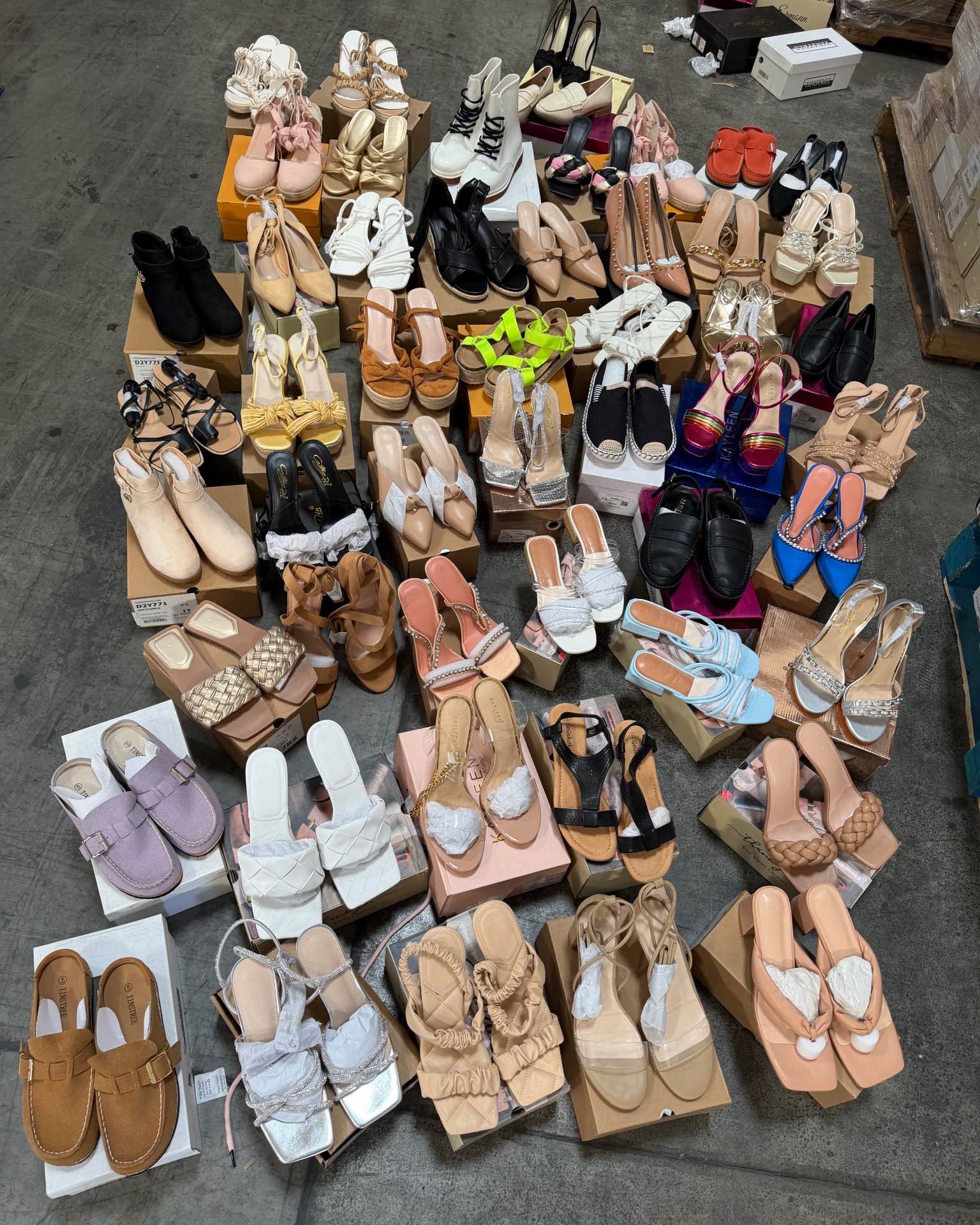 Yan Wang Facebook ad: Assorted Clothing and Footwear Liquidation Lot