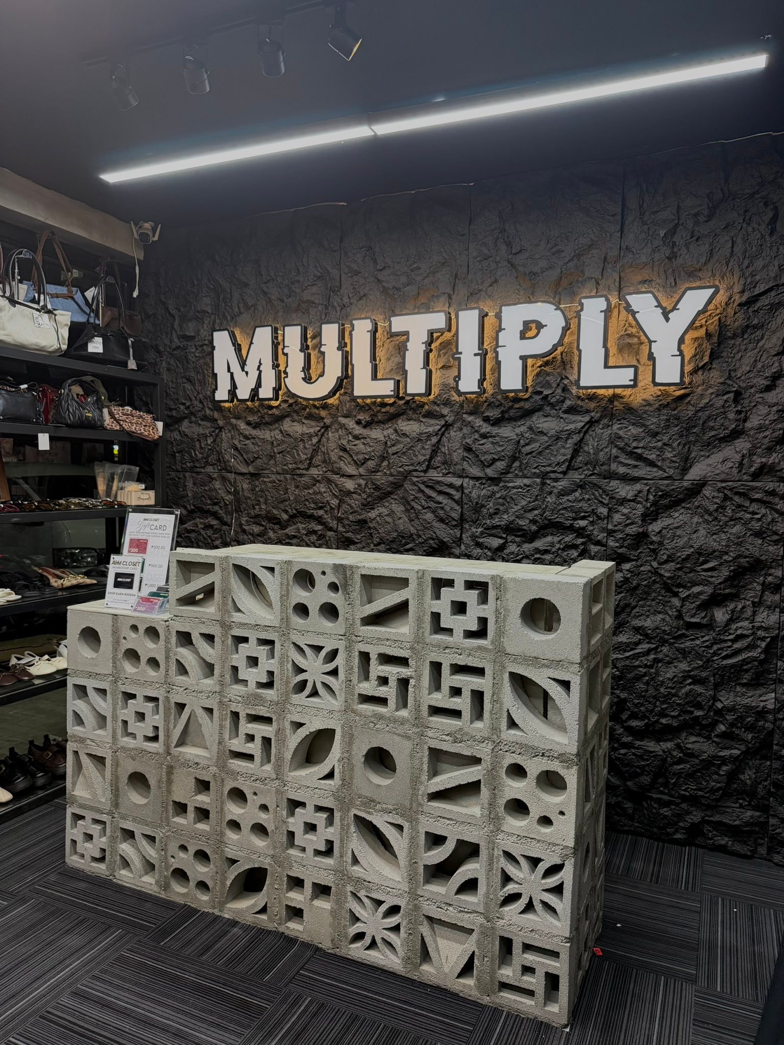 Multiply Apparel - Malolos City Facebook ad: ๐๐ฃ๐ฃ๐๐ฅ๐๐ ๐ฆ๐ง๐ข๐ฅ๐ ๐๐ก ๐ ๐๐๐ข๐๐ข๐ฆ ๐๐๐ง๐ฌโฆ