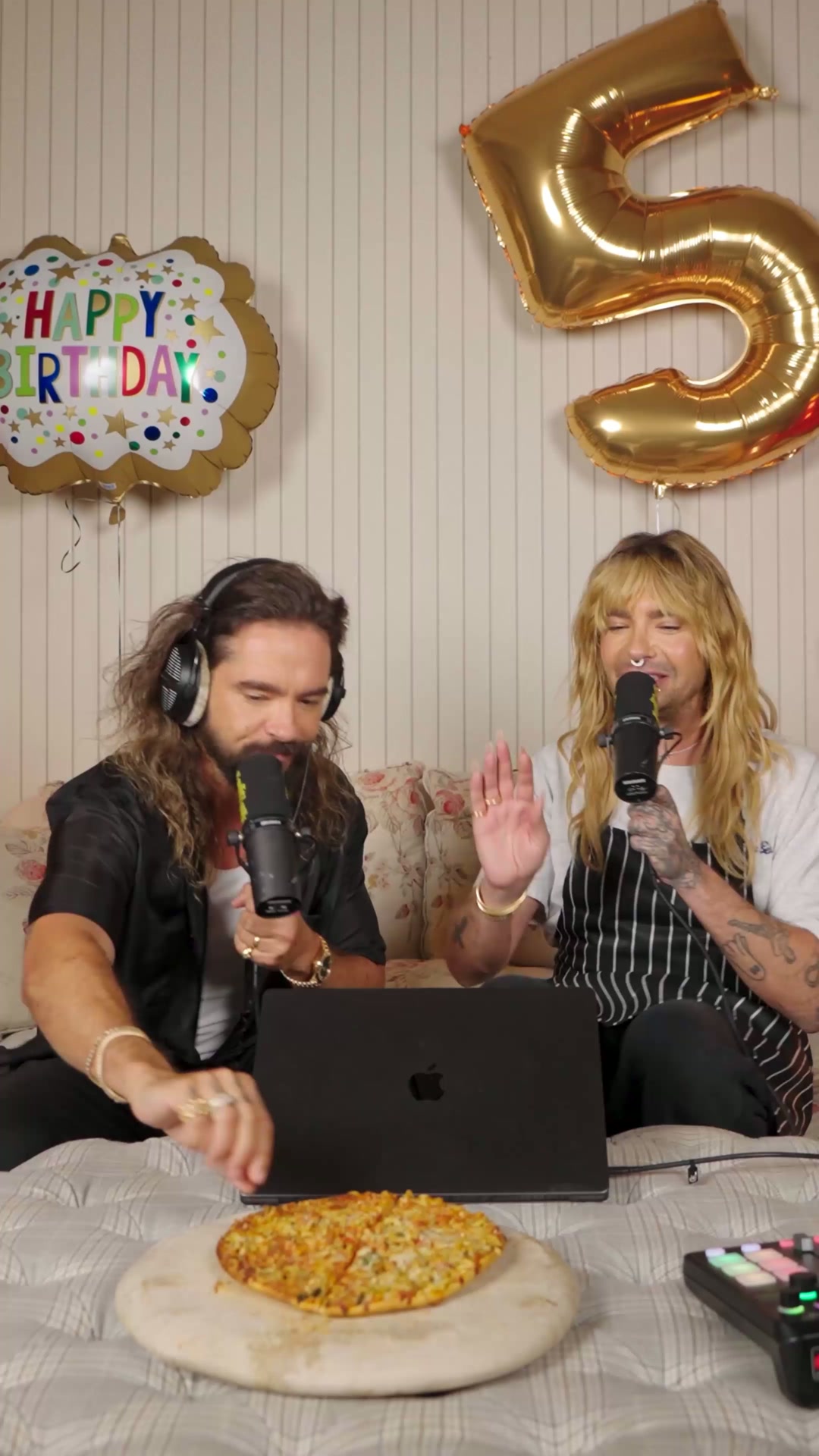 Dr. Oetker Pizza Deutschland Facebook ad: Kaulitz Hills: 5 Jahre.