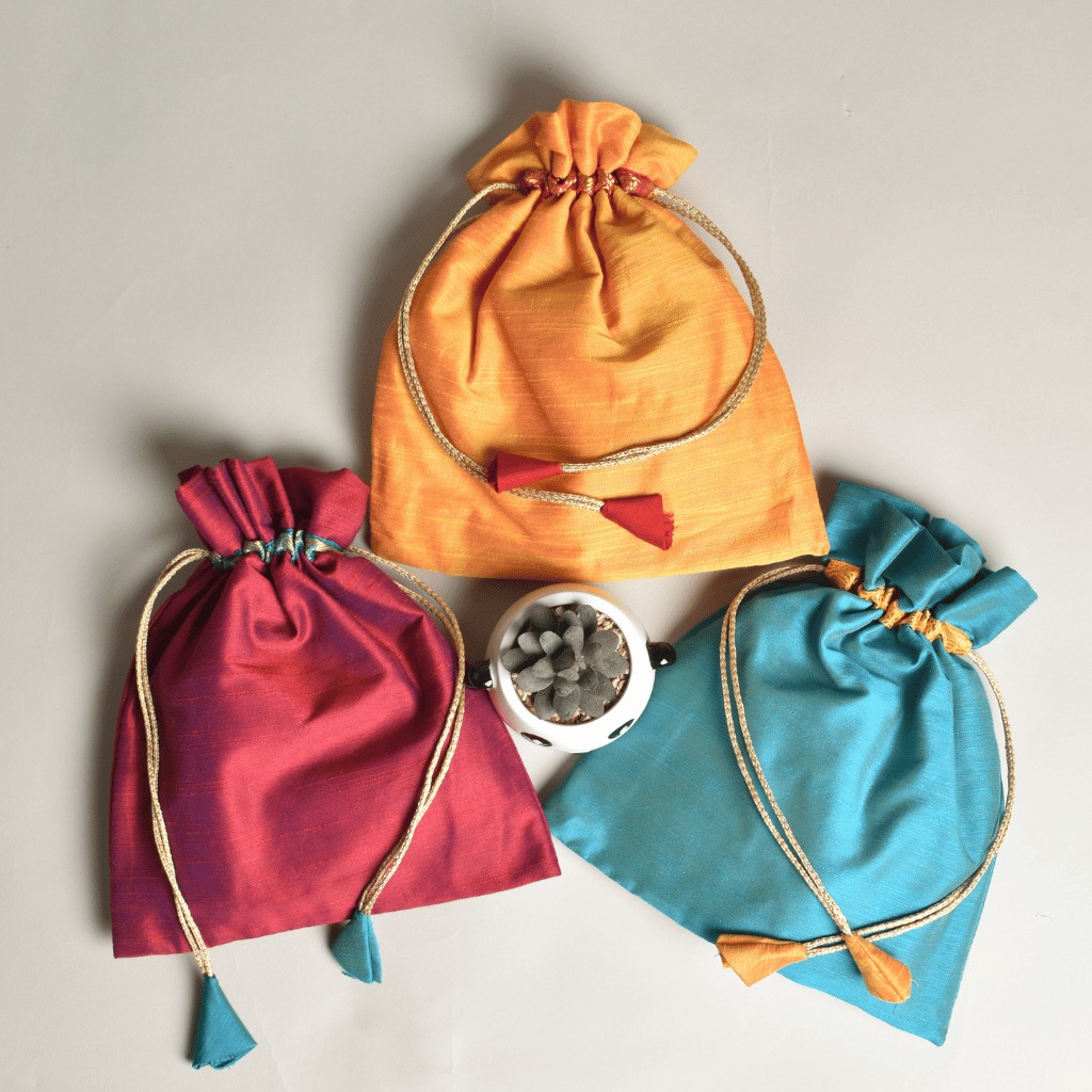 KritiKala Facebook ad: Make Your Return Gifts More Meaningful.