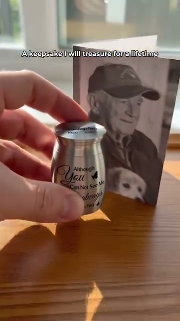 Giftfulo Facebook ad: Personalised Mini Memorial Urn