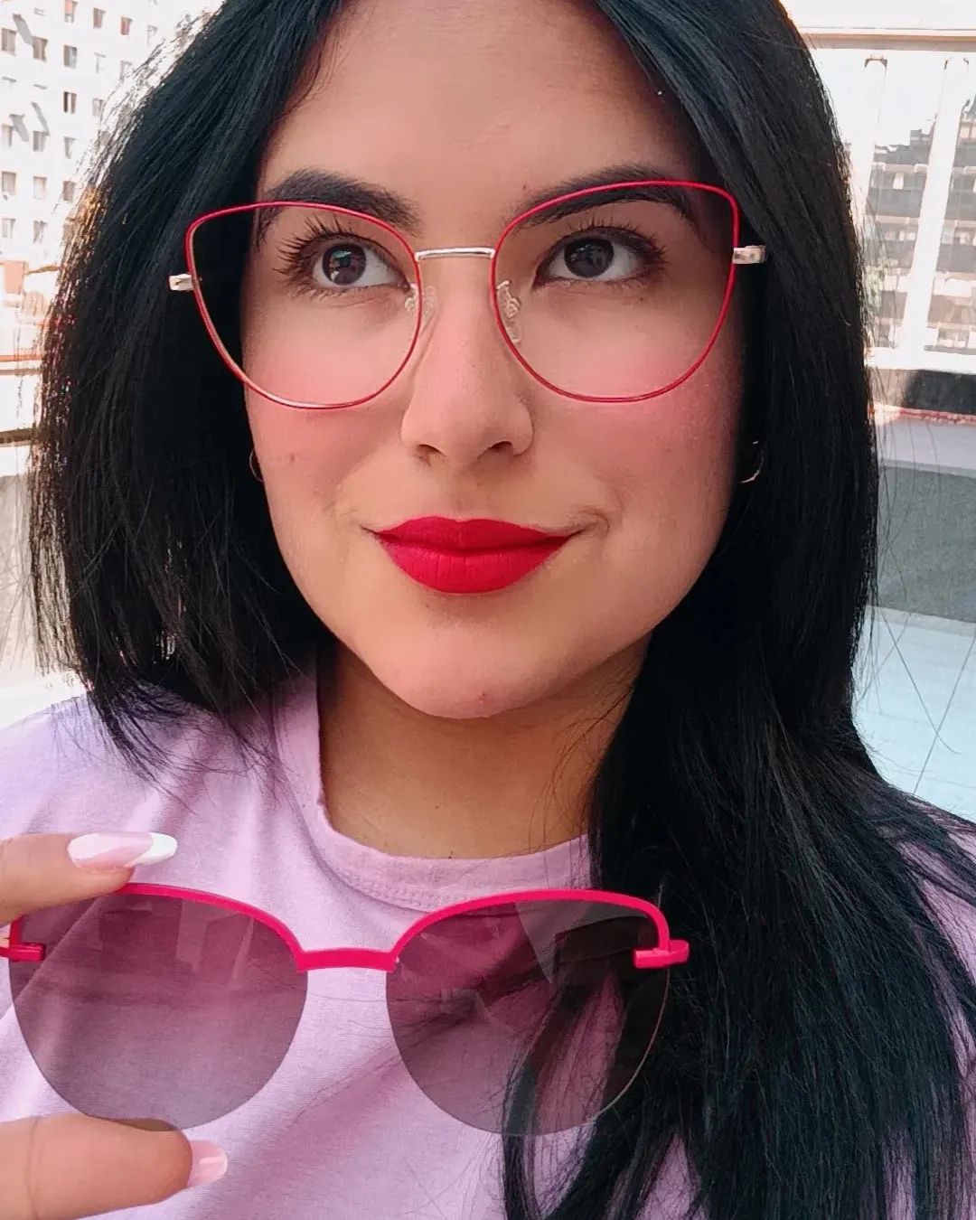 Optica VIEW LIGHT Facebook ad: Para los amantes del color Rojo hoy traemos…