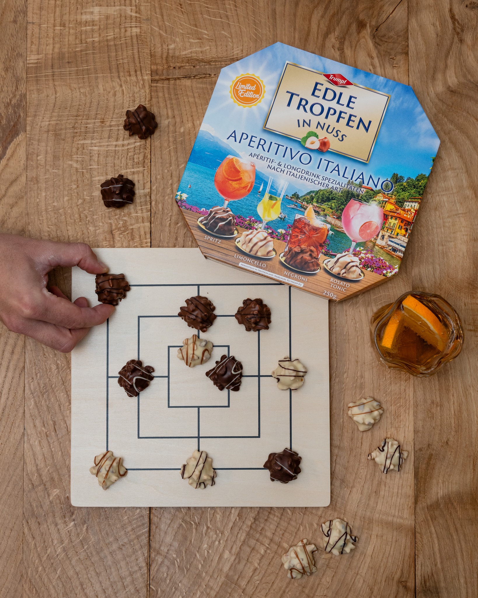 Edle Tropfen in Nuss Facebook ad: Strategie? Zweitrangig. Wer hier spielt, gewinnt sowieso…
