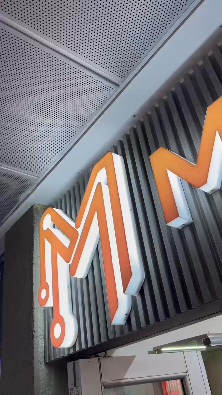 Mobix Tech Facebook ad: Cotiza tu JBL Original aquí
