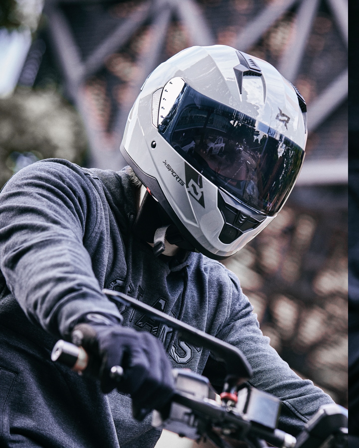 X-Sports Facebook ad: Color tendencia, diseño aerodinámico, peso ligero y…