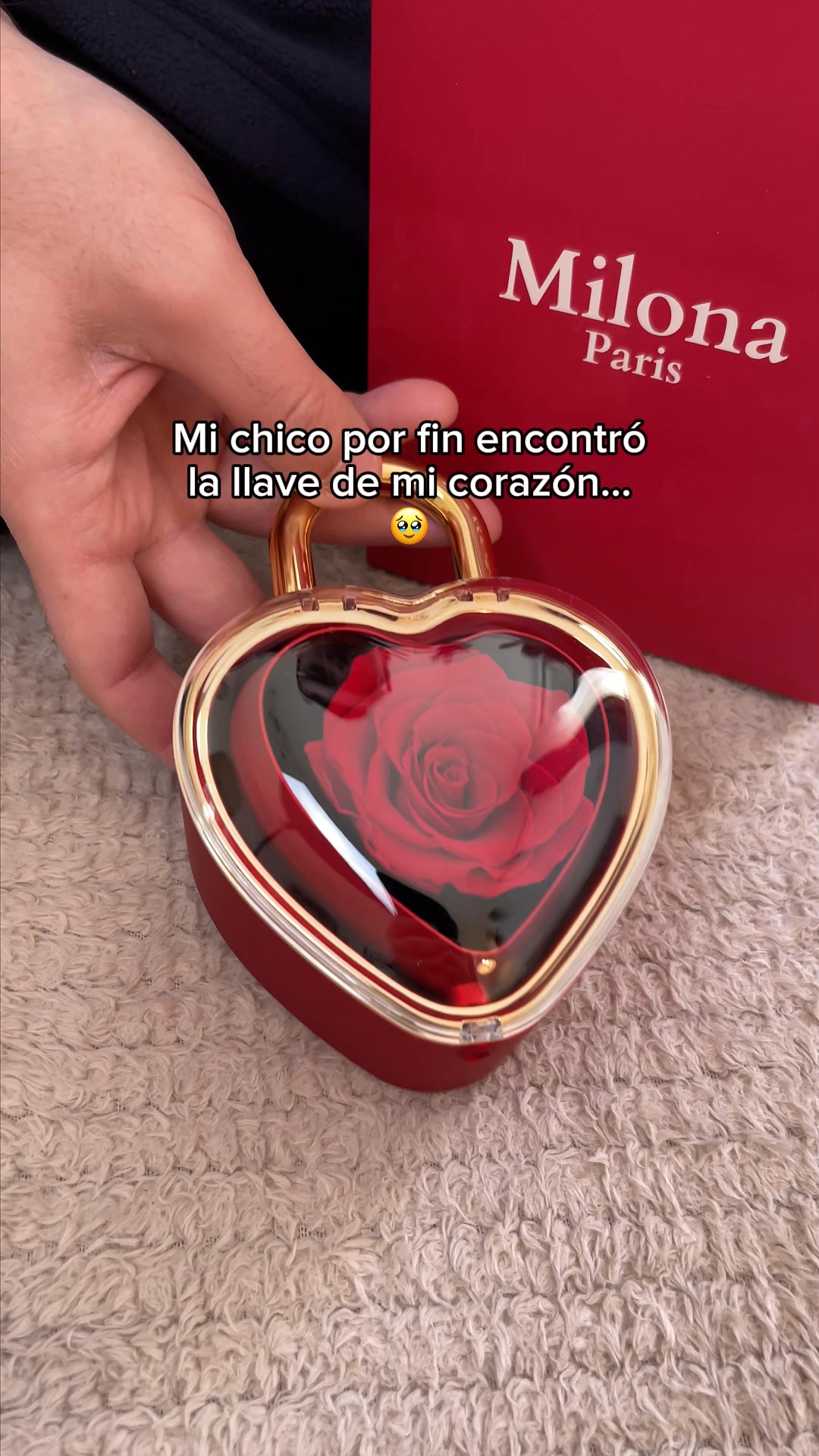 Milona Paris Facebook ad: ¡Envío y personalización gratis!