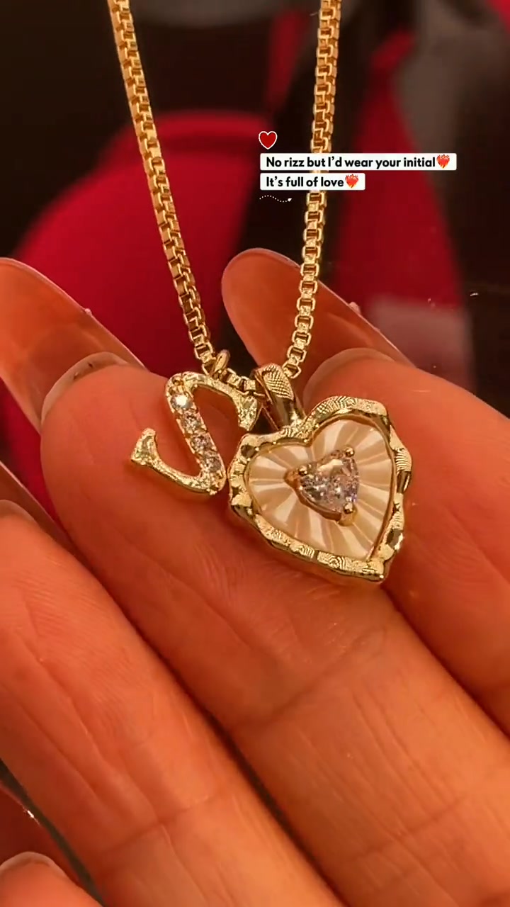 Rablaisie cool Facebook ad: Personalized letter necklace with a heart, 50% OFF!
