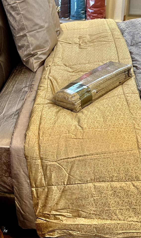 MONICA's Luxury Bedding Store Facebook ad: យករូបចូលឆាតដើម្បីតំលៃពិសេសបងអូន…