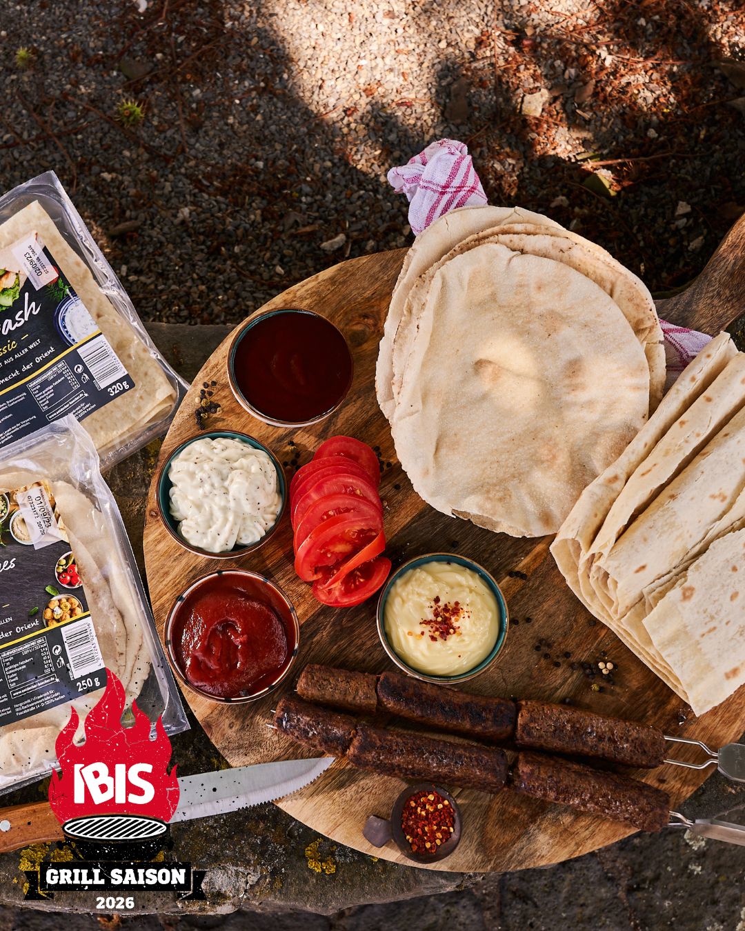 IBIS Backwaren Facebook ad: Grillen ist Teamarbeit: Eine:r steht am Rost, fünf…