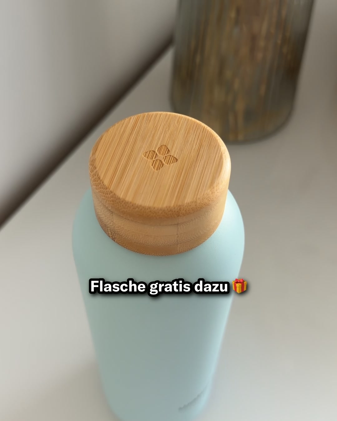 waterdrop Facebook ad: Wir haben Geburtstag, aber das Geschenk bekommst du!