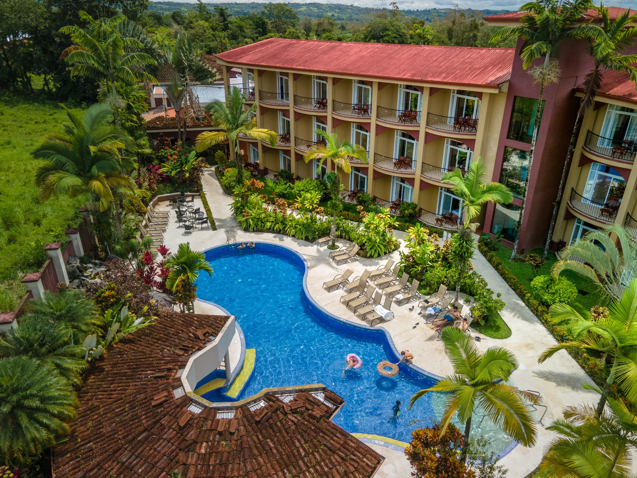 Hotel Magic Mountain Facebook ad: Viva una experiencia única al pie del Volcán…